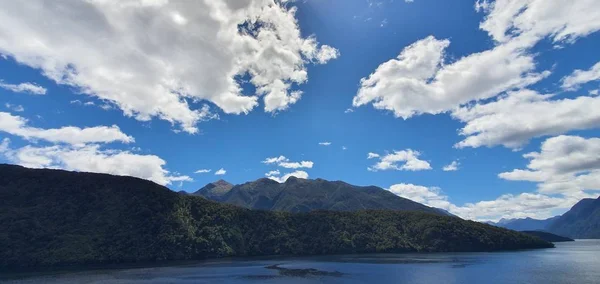 Majestatyczne Góry Dramatyczne Wodospady Milford Sound Wątpliwy Fiord Dźwiękowy Nowa — Zdjęcie stockowe