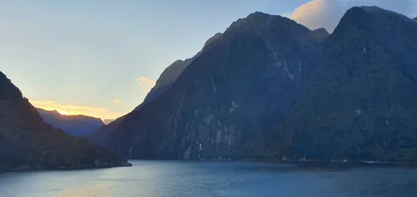 Die Majestätischen Berge Und Die Dramatischen Wasserfälle Von Milford Sound — Stockfoto