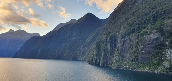 Majestätiska Bergen Och Dramatiska Vattenfallen Milford Sound Och Tvivelaktiga Sound — Stockfoto