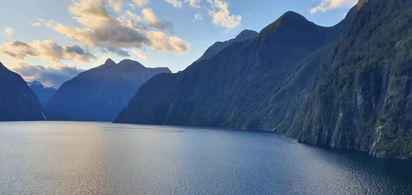 ミルフォード サウンドの雄大な山々と劇的な滝と疑わしい音 Fjord New Zealand — ストック写真