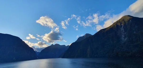 Majestätiska Bergen Och Dramatiska Vattenfallen Milford Sound Och Tvivelaktiga Sound — Stockfoto