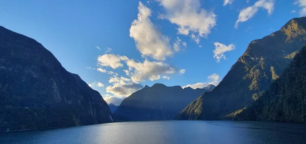 Majestatyczne Góry Dramatyczne Wodospady Milford Sound Wątpliwy Fiord Dźwiękowy Nowa — Zdjęcie stockowe