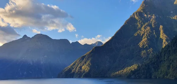 Majestatyczne Góry Dramatyczne Wodospady Milford Sound Wątpliwy Fiord Dźwiękowy Nowa — Zdjęcie stockowe