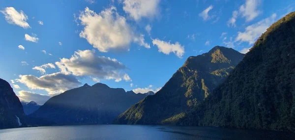 Majestatyczne Góry Dramatyczne Wodospady Milford Sound Wątpliwy Fiord Dźwiękowy Nowa — Zdjęcie stockowe