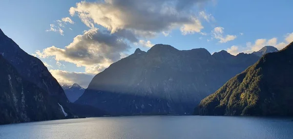 Majestatyczne Góry Dramatyczne Wodospady Milford Sound Wątpliwy Fiord Dźwiękowy Nowa — Zdjęcie stockowe