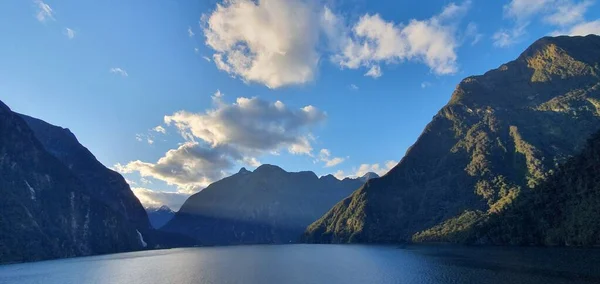 Montanhas Majestosas Cachoeiras Dramáticas Milford Sound Doubtful Sound Fjord Nova — Fotografia de Stock