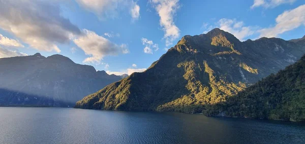 ミルフォード サウンドの雄大な山々と劇的な滝と疑わしい音 Fjord New Zealand — ストック写真