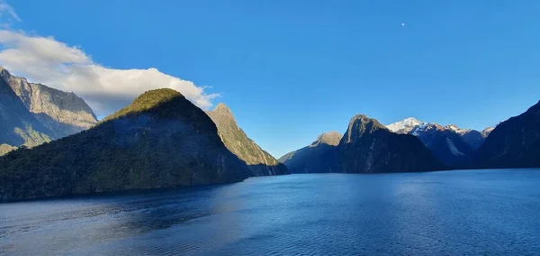 Majestätiska Bergen Och Dramatiska Vattenfallen Milford Sound Och Tvivelaktiga Sound — Stockfoto