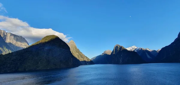 Majestätiska Bergen Och Dramatiska Vattenfallen Milford Sound Och Tvivelaktiga Sound — Stockfoto