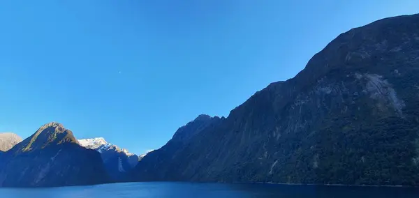 ミルフォード サウンドの雄大な山々と劇的な滝と疑わしい音 Fjord New Zealand — ストック写真