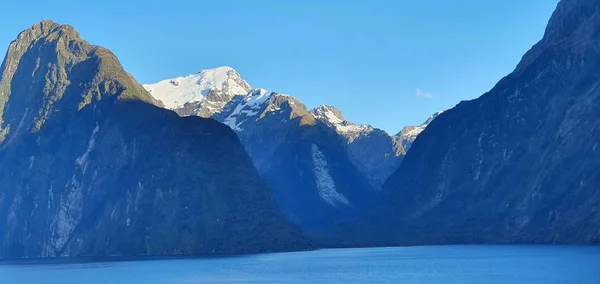 ミルフォード サウンドの雄大な山々と劇的な滝と疑わしい音 Fjord New Zealand — ストック写真