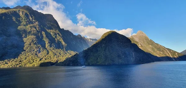 Majestätiska Bergen Och Dramatiska Vattenfallen Milford Sound Och Tvivelaktiga Sound — Stockfoto