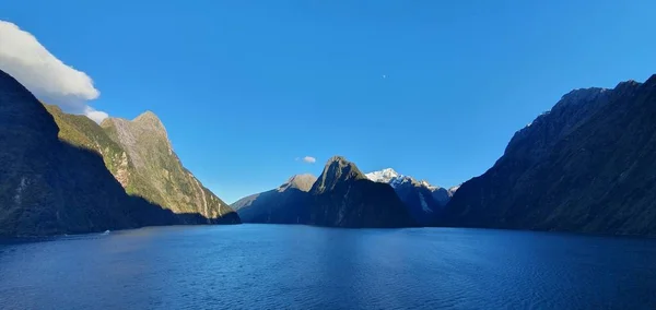 Majestätiska Bergen Och Dramatiska Vattenfallen Milford Sound Och Tvivelaktiga Sound — Stockfoto