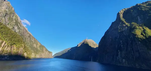 Majestätiska Bergen Och Dramatiska Vattenfallen Milford Sound Och Tvivelaktiga Sound — Stockfoto