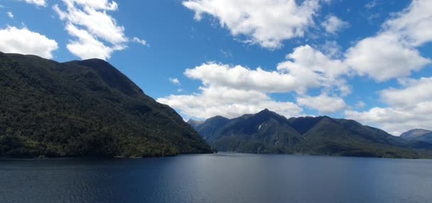ミルフォード サウンドの雄大な山々と劇的な滝と疑わしい音 Fjord New Zealand — ストック動画