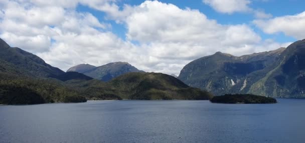 ミルフォード サウンドの雄大な山々と劇的な滝と疑わしい音 Fjord New Zealand — ストック動画