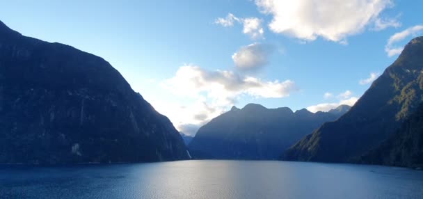 Majestatyczne Góry Dramatyczne Wodospady Milford Sound Wątpliwy Fiord Dźwiękowy Nowa — Wideo stockowe