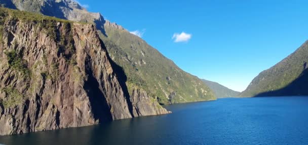 ミルフォード サウンドの雄大な山々と劇的な滝と疑わしい音 Fjord New Zealand — ストック動画