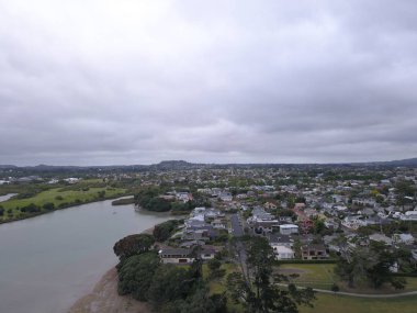 Waiheke Adası, Auckland / Yeni Zelanda - 31 Aralık 2019: Muhteşem plajları, kıyıları, tepe arazileri ve üzüm bağlarıyla Yeni Zelanda 'nın cennet adası Waiheke
