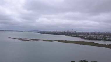 Waiheke Adası, Auckland / Yeni Zelanda - 31 Aralık 2019: Muhteşem plajları, kıyıları, tepe arazileri ve üzüm bağlarıyla Yeni Zelanda 'nın cennet adası Waiheke
