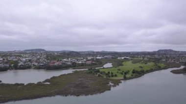 Waiheke Adası, Auckland / Yeni Zelanda - 31 Aralık 2019: Muhteşem plajları, kıyıları, tepe arazileri ve üzüm bağlarıyla Yeni Zelanda 'nın cennet adası Waiheke