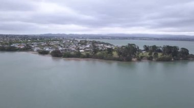 Waiheke Adası, Auckland / Yeni Zelanda - 31 Aralık 2019: Muhteşem plajları, kıyıları, tepe arazileri ve üzüm bağlarıyla Yeni Zelanda 'nın cennet adası Waiheke