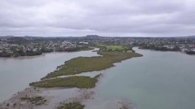 Waiheke Adası, Auckland / Yeni Zelanda - 31 Aralık 2019: Muhteşem plajları, kıyıları, tepe arazileri ve üzüm bağlarıyla Yeni Zelanda 'nın cennet adası Waiheke