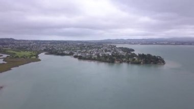 Waiheke Adası, Auckland / Yeni Zelanda - 31 Aralık 2019: Muhteşem plajları, kıyıları, tepe arazileri ve üzüm bağlarıyla Yeni Zelanda 'nın cennet adası Waiheke