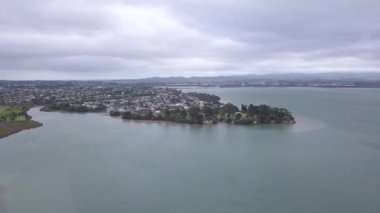 Waiheke Adası, Auckland / Yeni Zelanda - 31 Aralık 2019: Muhteşem plajları, kıyıları, tepe arazileri ve üzüm bağlarıyla Yeni Zelanda 'nın cennet adası Waiheke