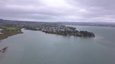 Waiheke Adası, Auckland / Yeni Zelanda - 31 Aralık 2019: Muhteşem plajları, kıyıları, tepe arazileri ve üzüm bağlarıyla Yeni Zelanda 'nın cennet adası Waiheke