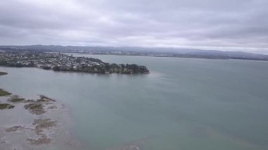 Waiheke Adası, Auckland / Yeni Zelanda - 31 Aralık 2019: Muhteşem plajları, kıyıları, tepe arazileri ve üzüm bağlarıyla Yeni Zelanda 'nın cennet adası Waiheke
