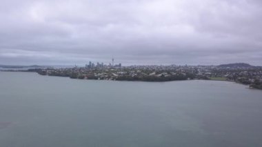 Waiheke Adası, Auckland / Yeni Zelanda - 31 Aralık 2019: Muhteşem plajları, kıyıları, tepe arazileri ve üzüm bağlarıyla Yeni Zelanda 'nın cennet adası Waiheke