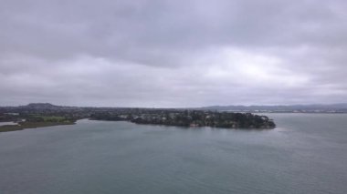 Waiheke Adası, Auckland / Yeni Zelanda - 31 Aralık 2019: Muhteşem plajları, kıyıları, tepe arazileri ve üzüm bağlarıyla Yeni Zelanda 'nın cennet adası Waiheke