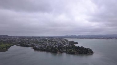 Waiheke Adası, Auckland / Yeni Zelanda - 31 Aralık 2019: Muhteşem plajları, kıyıları, tepe arazileri ve üzüm bağlarıyla Yeni Zelanda 'nın cennet adası Waiheke