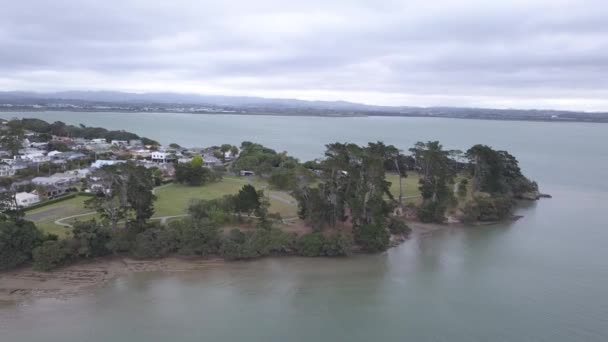 ワイヒケ島 オークランド ニュージーランド 2019年12月31日 楽園の島美しいビーチ 海岸線 丘の地形 ブドウ畑でニュージーランドのウェイヒケ — ストック動画