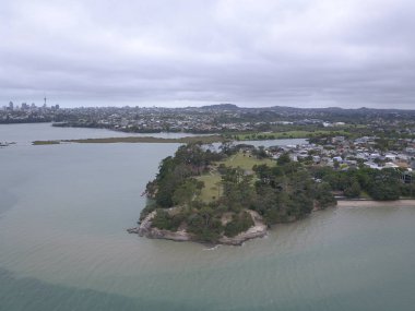 Waiheke Adası, Auckland / Yeni Zelanda - 31 Aralık 2019: Muhteşem plajları, kıyıları, tepe arazileri ve üzüm bağlarıyla Yeni Zelanda 'nın cennet adası Waiheke
