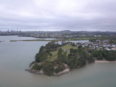 Waiheke Adası, Auckland / Yeni Zelanda - 31 Aralık 2019: Muhteşem plajları, kıyıları, tepe arazileri ve üzüm bağlarıyla Yeni Zelanda 'nın cennet adası Waiheke