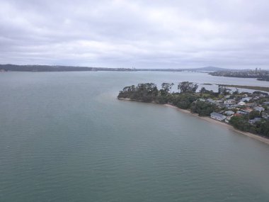 Waiheke Adası, Auckland / Yeni Zelanda - 31 Aralık 2019: Muhteşem plajları, kıyıları, tepe arazileri ve üzüm bağlarıyla Yeni Zelanda 'nın cennet adası Waiheke
