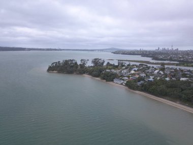 Waiheke Adası, Auckland / Yeni Zelanda - 31 Aralık 2019: Muhteşem plajları, kıyıları, tepe arazileri ve üzüm bağlarıyla Yeni Zelanda 'nın cennet adası Waiheke