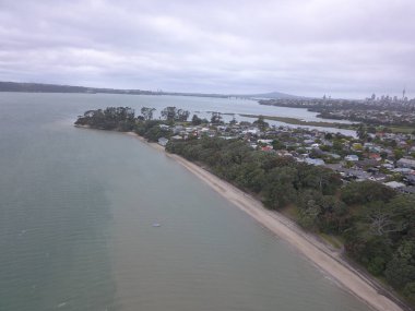 Waiheke Adası, Auckland / Yeni Zelanda - 31 Aralık 2019: Muhteşem plajları, kıyıları, tepe arazileri ve üzüm bağlarıyla Yeni Zelanda 'nın cennet adası Waiheke