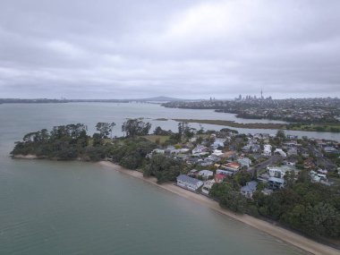 Waiheke Adası, Auckland / Yeni Zelanda - 31 Aralık 2019: Muhteşem plajları, kıyıları, tepe arazileri ve üzüm bağlarıyla Yeni Zelanda 'nın cennet adası Waiheke