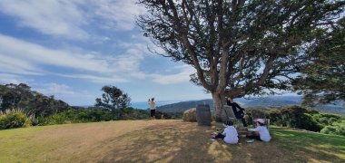 Waiheke Adası, Auckland / Yeni Zelanda - 31 Aralık 2019: Muhteşem plajları, kıyıları, tepe arazileri ve üzüm bağlarıyla Yeni Zelanda 'nın cennet adası Waiheke