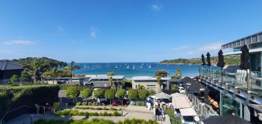 Waiheke Adası, Auckland / Yeni Zelanda - 31 Aralık 2019: Muhteşem plajları, kıyıları, tepe arazileri ve üzüm bağlarıyla Yeni Zelanda 'nın cennet adası Waiheke