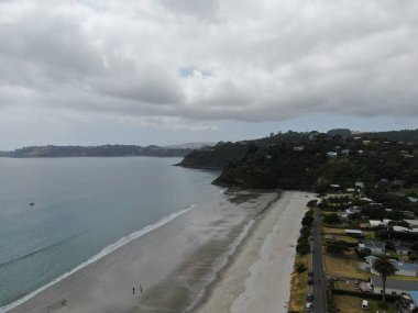Waiheke Adası, Auckland / Yeni Zelanda - 31 Aralık 2019: Muhteşem plajları, kıyıları, tepe arazileri ve üzüm bağlarıyla Yeni Zelanda 'nın cennet adası Waiheke