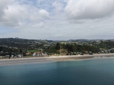 Waiheke Adası, Auckland / Yeni Zelanda - 31 Aralık 2019: Muhteşem plajları, kıyıları, tepe arazileri ve üzüm bağlarıyla Yeni Zelanda 'nın cennet adası Waiheke