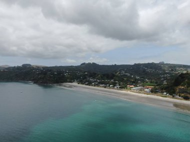 Waiheke Adası, Auckland / Yeni Zelanda - 31 Aralık 2019: Muhteşem plajları, kıyıları, tepe arazileri ve üzüm bağlarıyla Yeni Zelanda 'nın cennet adası Waiheke