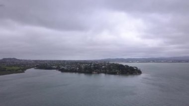 Waiheke Adası, Auckland / Yeni Zelanda - 31 Aralık 2019: Muhteşem plajları, kıyıları, tepe arazileri ve üzüm bağlarıyla Yeni Zelanda 'nın cennet adası Waiheke