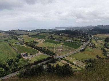 Waiheke Adası, Auckland / Yeni Zelanda - 31 Aralık 2019: Muhteşem plajları, kıyıları, tepe arazileri ve üzüm bağlarıyla Yeni Zelanda 'nın cennet adası Waiheke