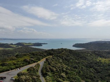 Waiheke Adası, Auckland / Yeni Zelanda - 31 Aralık 2019: Muhteşem plajları, kıyıları, tepe arazileri ve üzüm bağlarıyla Yeni Zelanda 'nın cennet adası Waiheke
