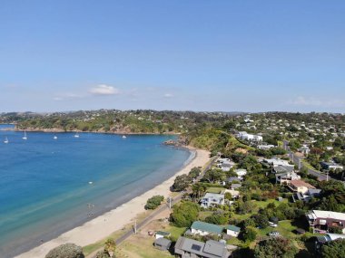 Waiheke Adası, Auckland / Yeni Zelanda - 31 Aralık 2019: Muhteşem plajları, kıyıları, tepe arazileri ve üzüm bağlarıyla Yeni Zelanda 'nın cennet adası Waiheke